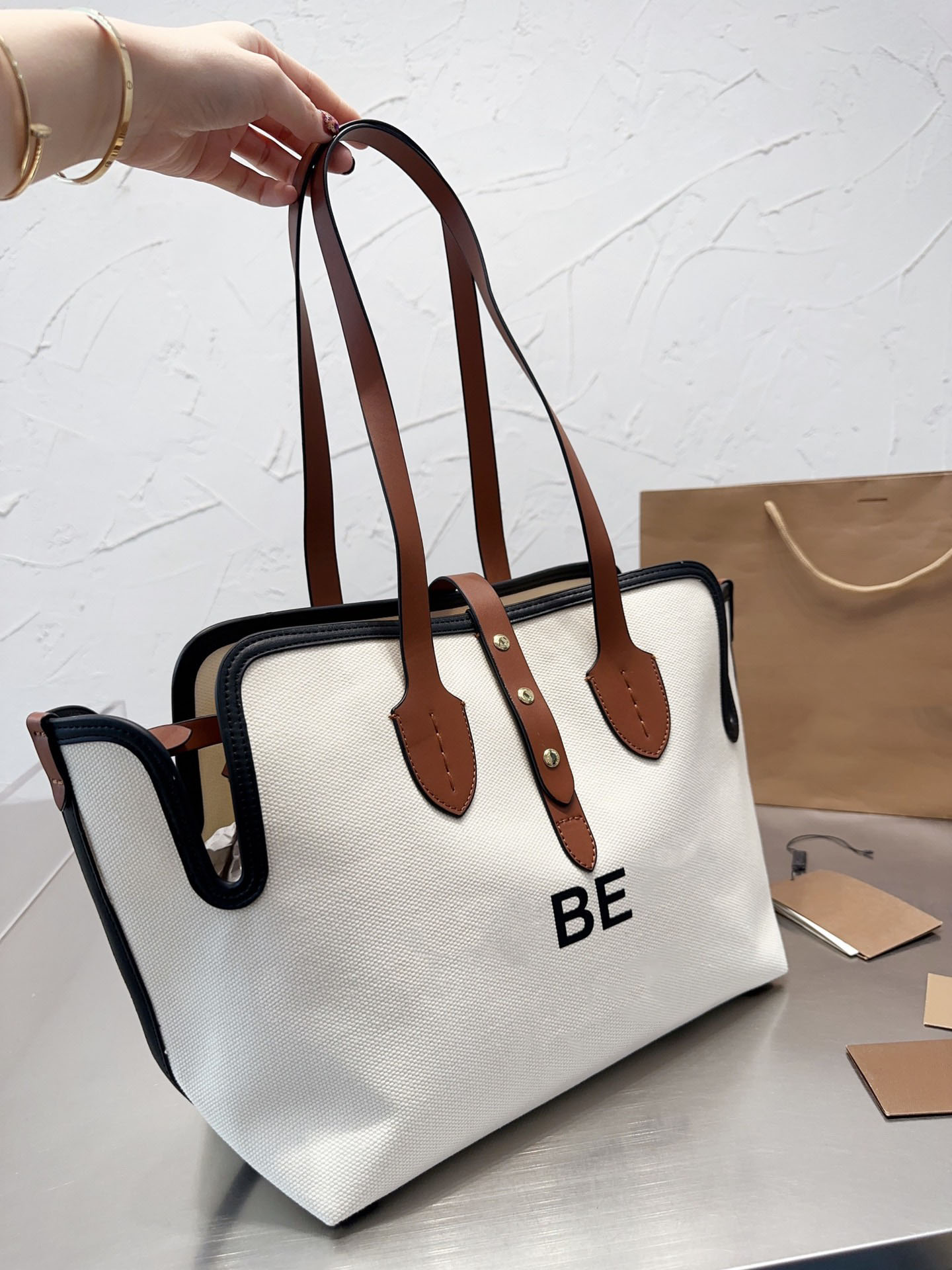 

2023 Fashion Designer Tote Bags handbags Ladies Large Capacity Cross body With Letters Two Colors, Black