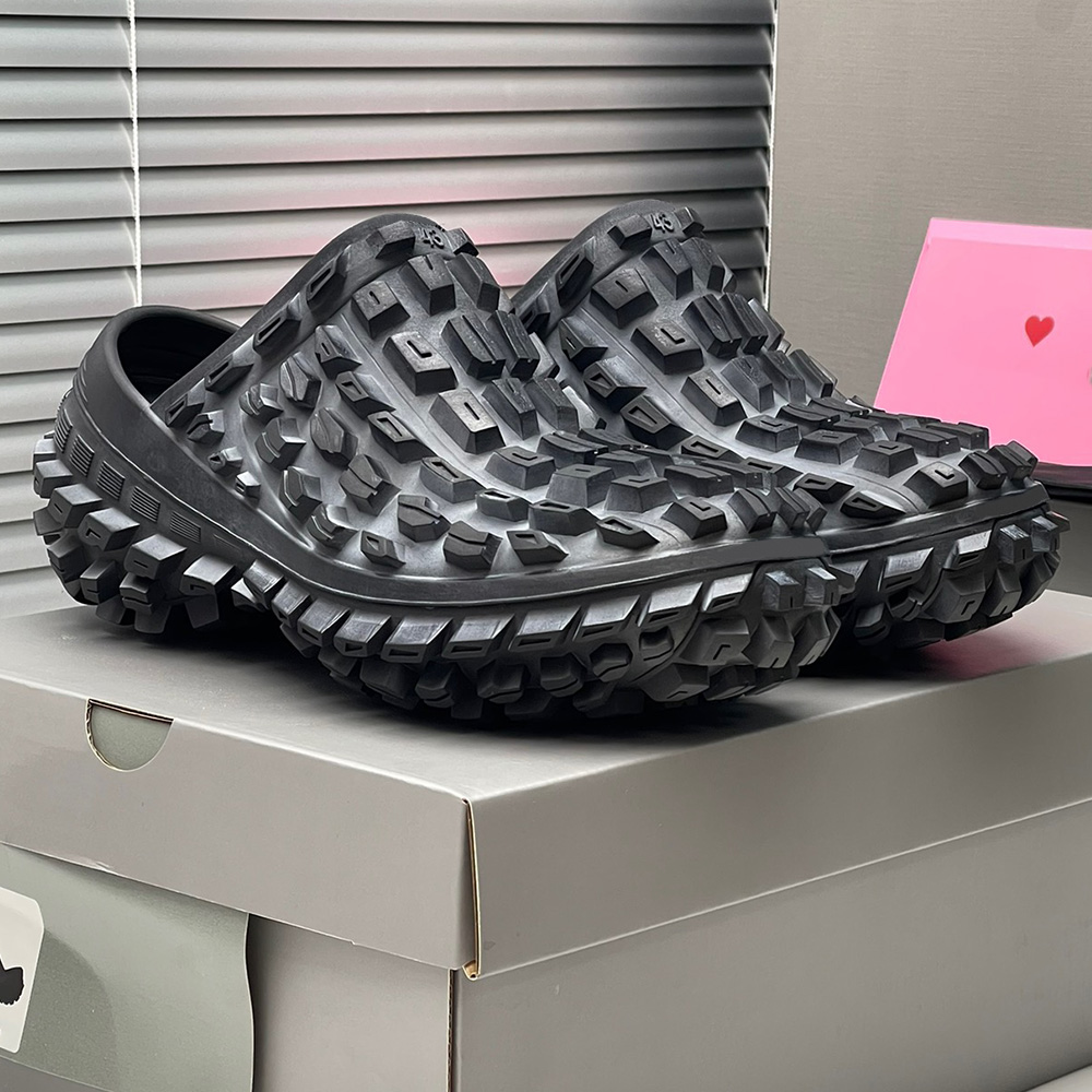 

Popular mens sandals semi slippers iconic shape innovative tires abstract outsole design leisure swimming pool beach sandal Same style as star  larger 38-46, Shipping supplement