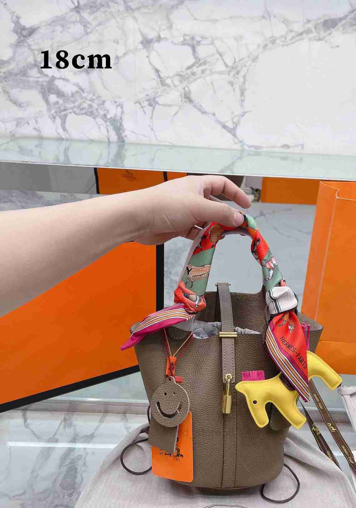 

Evening Bags shopping bag Bucket Bag Layer Cowhide Allmatch Food Baskes Shoulder Crossbody Lock h Handbag Leather Womens Female Purses Multi Pochette