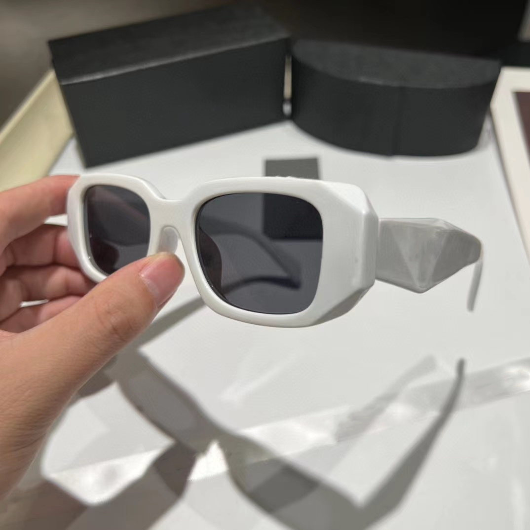 

Designer Men Sunglasses For Women PC Frame Black White Classic Small Frame Eyeglasses Outdoor Travel Beach Fashion decorative Sun Glasses Eyewear unisex 0303
