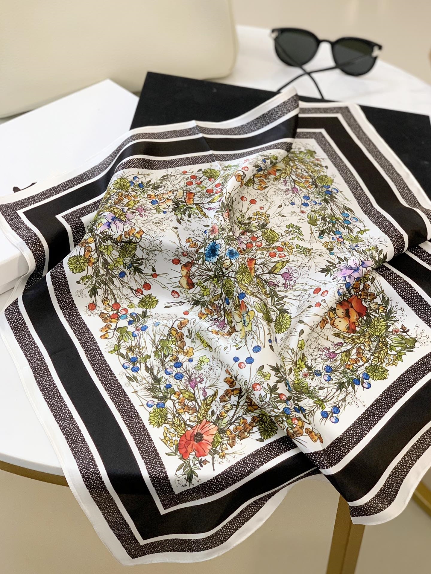 

Designer Letters Print Floral Silk Scarf Headband for Women Fashion Scarves Shoulder Tote Luggage Ribbon Head Wraps Double ribbon Ladies gift small square with box
