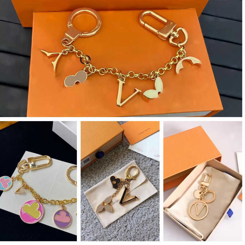 

Lanyards Luxury designers keychains Letters with diamonds designers keychain top Car Key Chain Women Buckle jewelry Keyring Bags Pendant Exquisite