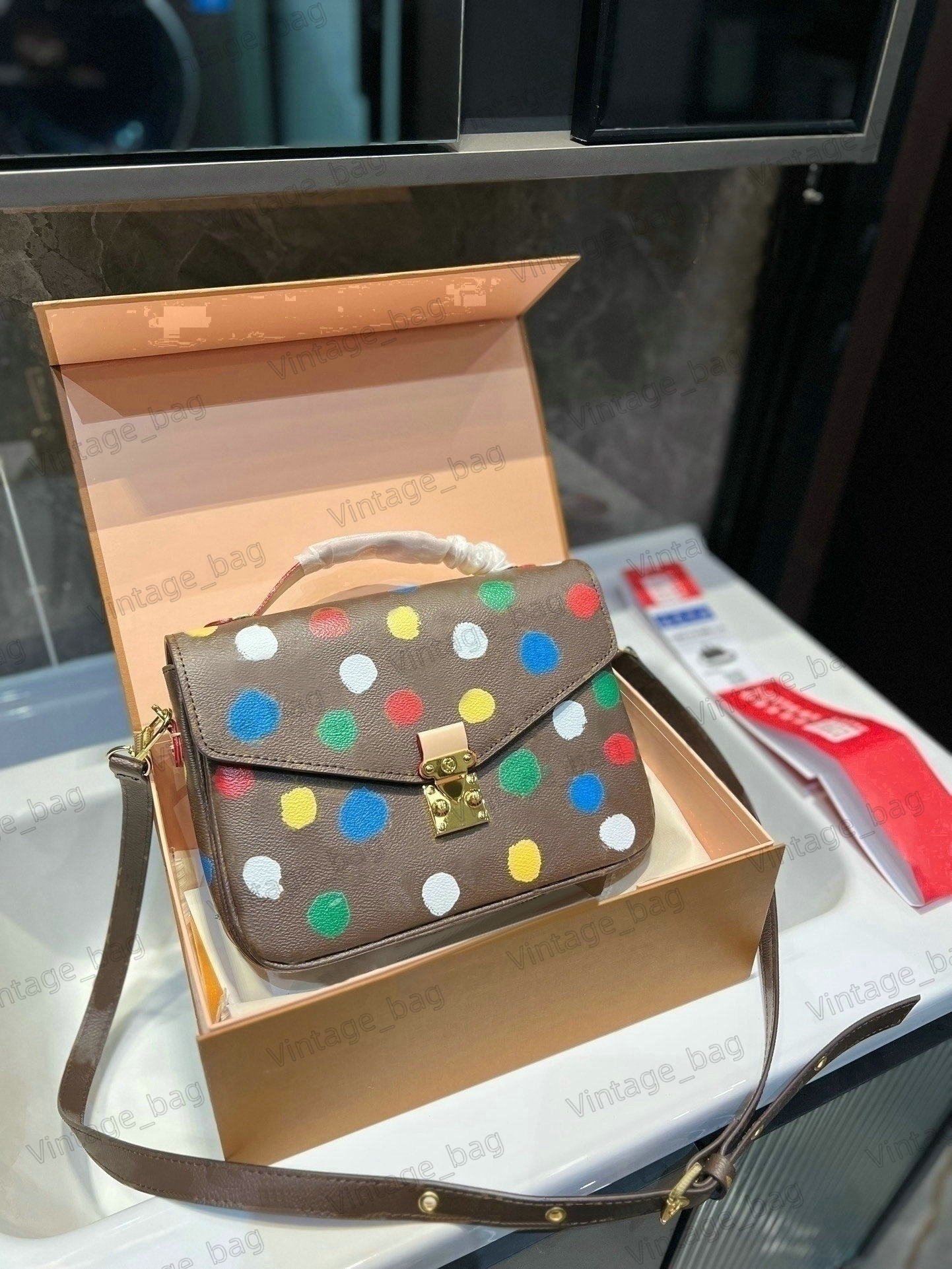 

Pochette Yayoi Kusama Shoulder Bag Ladies Monograms Embossed Canvas Leather Top Handle Luxurys 3D Dots Crossbody Messenger Bag Mini Handbag M46384