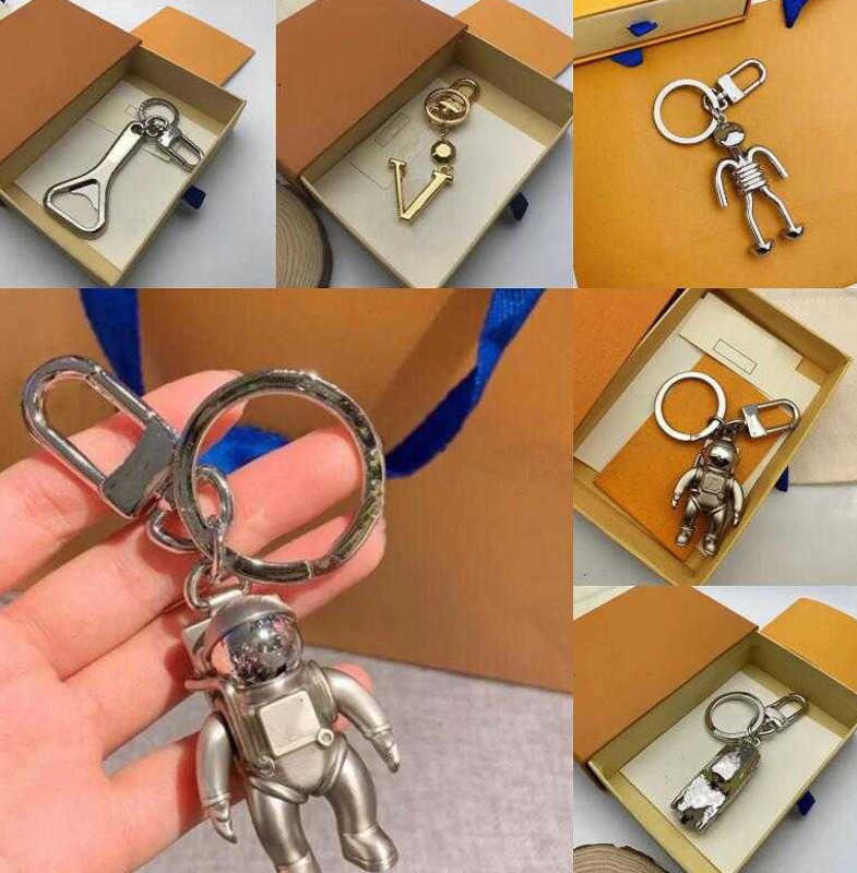 

Lanyards Designer Spaceman Key Ring Letter High Quality Metal Key Chain Accessories Unisex Silver Classic Bottle Opener Robot Pendant Car Keychain