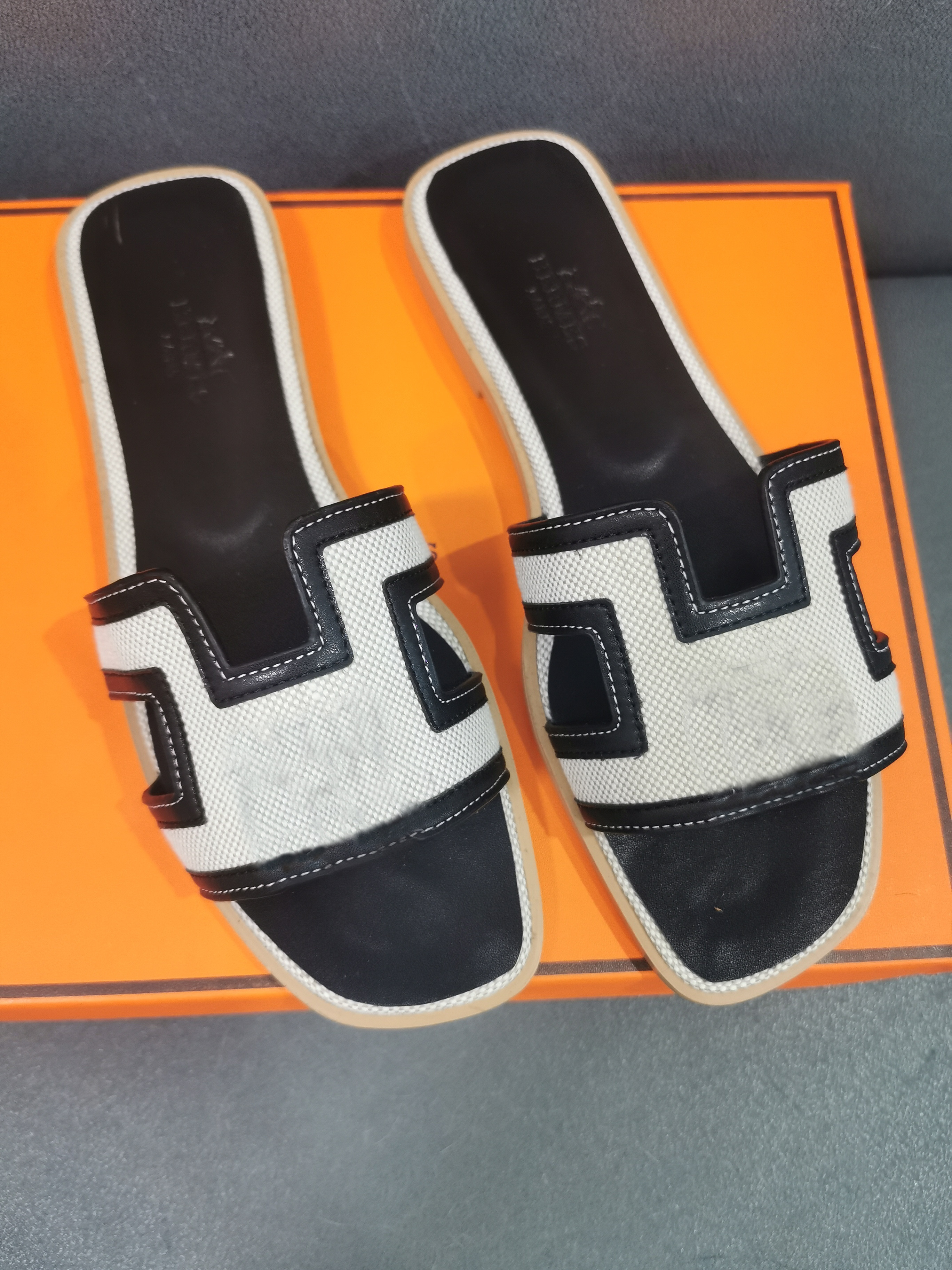 

ORAN SANDAL New Designer Slippers Casual Leather Ladies Oran Sandals Beach Shoes Jelly Shoes 35-42 Sizes