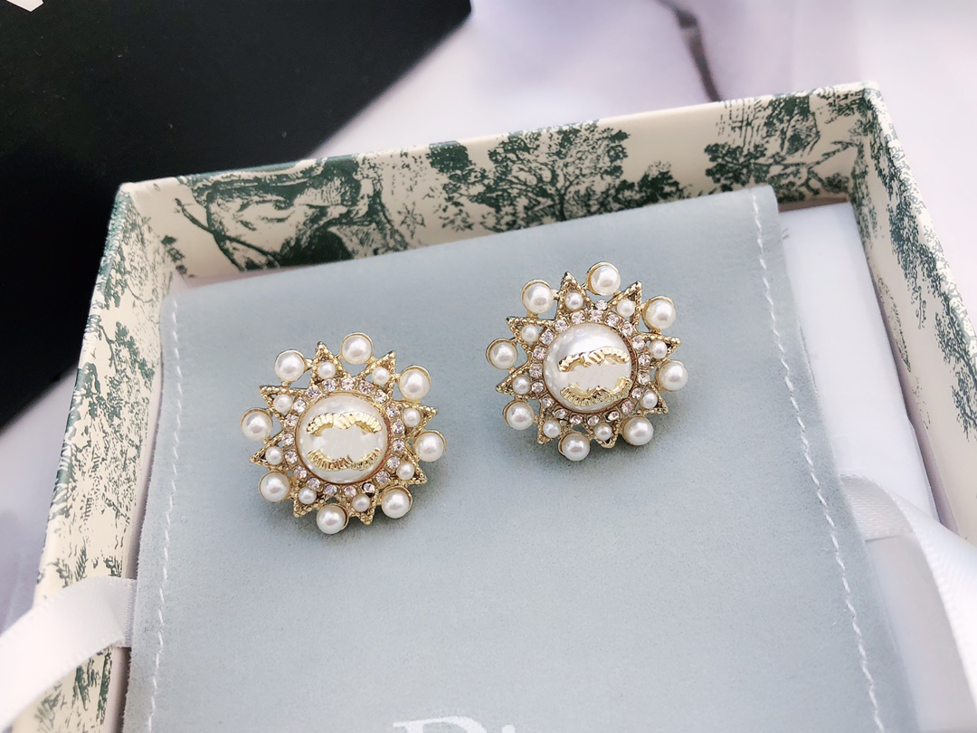 

Spring Girl Pearl Earrings Wave Charming Couples Steel Print Earrings Romantic Designer Jewelry Luxury Brand Earrings Gold Plated Exquisite Design Family Travel