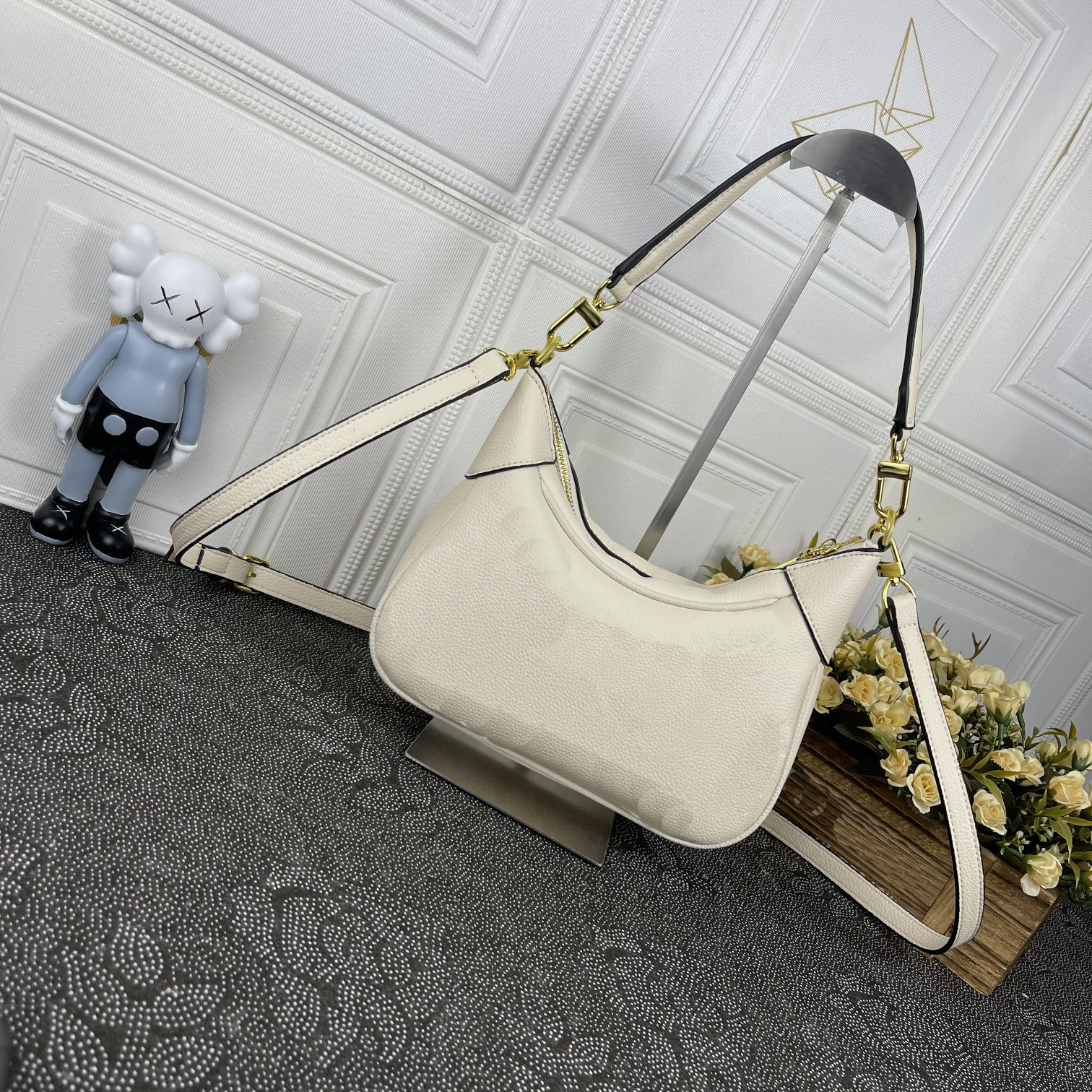 

2023 Designer Luxury One Shoulder Bag Diagonal Span Baguette Bag 56091, Black#white embossed
