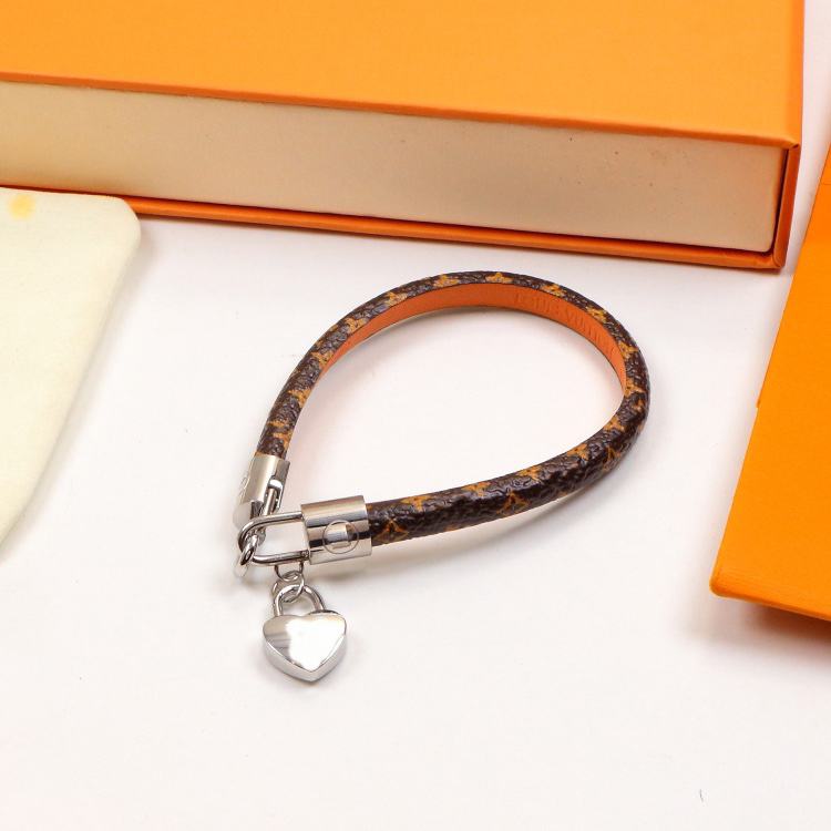 

Fashion Designer Gold Open Bracelet for Women Bracelet 18K Gold Plated Faux Leather Stainless Steel Jewelry Without Box