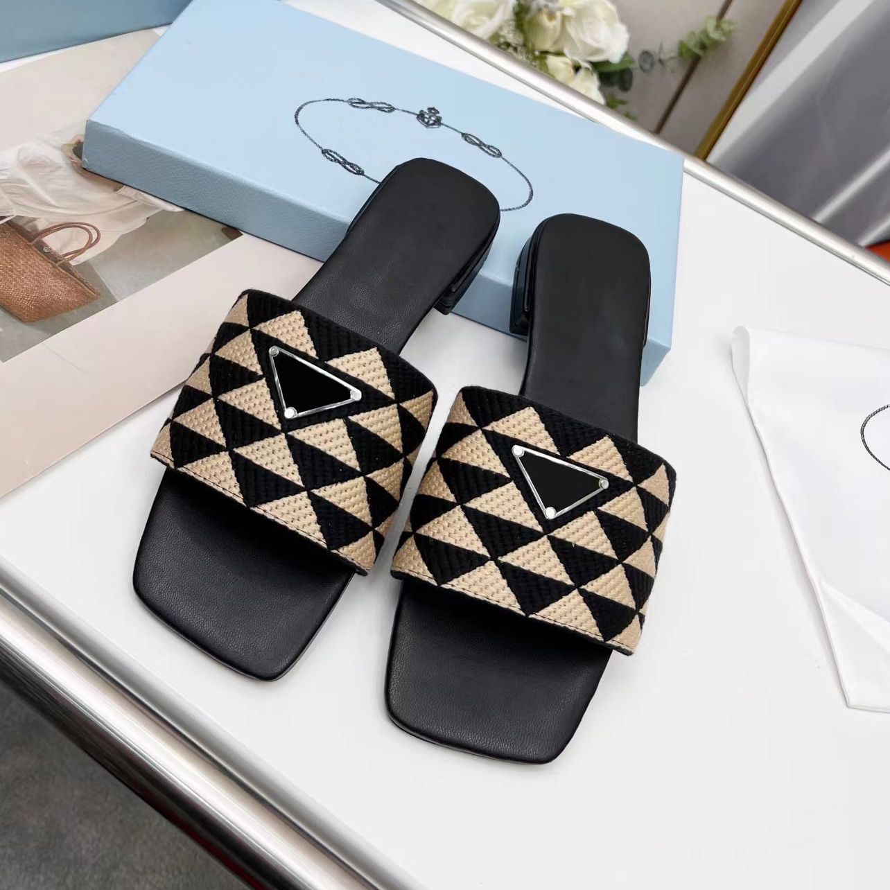 

2023 Luxury Woman Embroidered Fabric Slides Slippers Black Beige Multicolor Embroidery Mules Womens Home Flip Flops Casual Sandals Summer Leather Flat Slide shoes