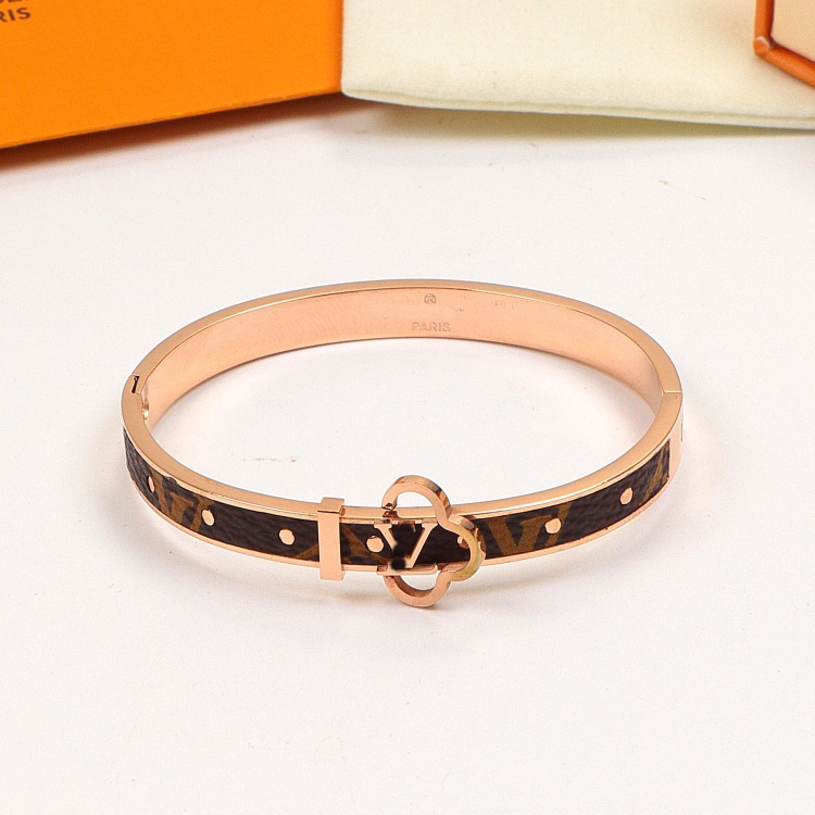 

Fashion Designer Gold Bracelet for Women Letter Bracelet 18K Gold Plated PU Stainless Steel Lovers Gift Jewelry Without Box