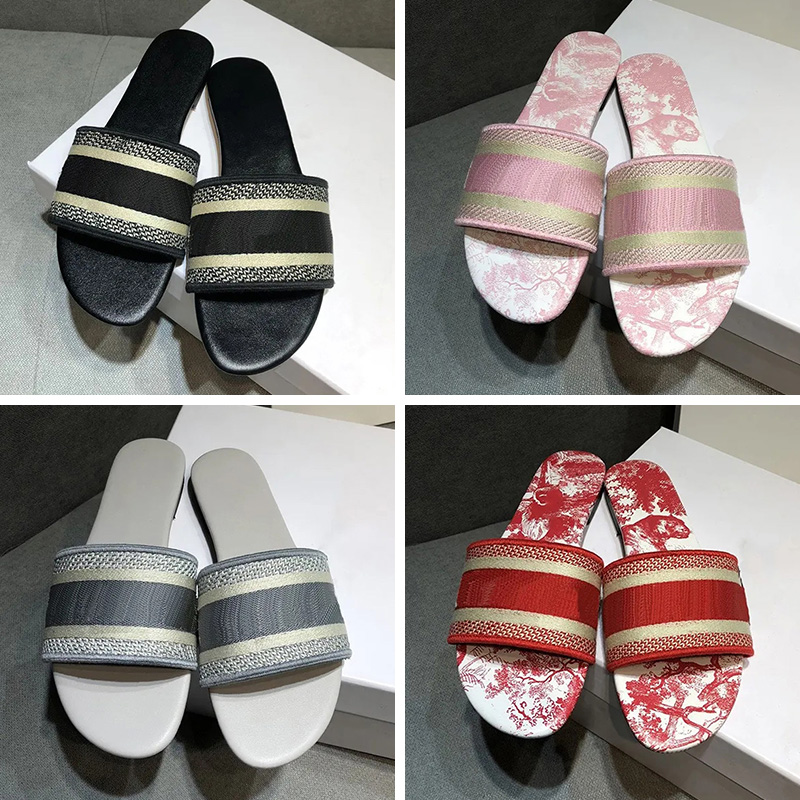 Luxurys Womens Designer Sandals Paris Fashion Famous Sandpper Sandlas Slides Black Gold Pink Broidered Carton En cuir Modafers Guérisse Chaussure