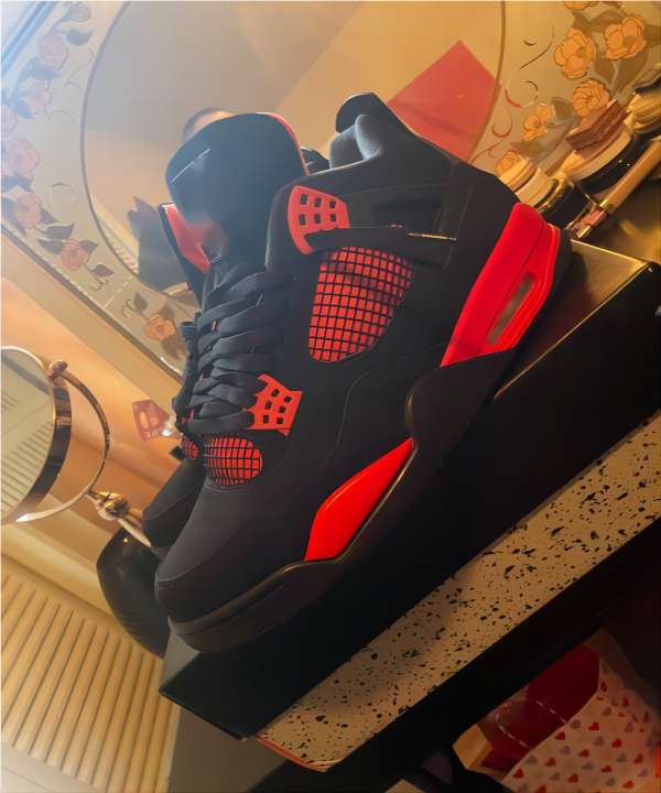 

2023 New Men Women Basketball Shoes 4S Sneaker Military Black Cat Fire Red Red Thunder Sail White Oreo Pure Money Dark Mocha Bred 2023