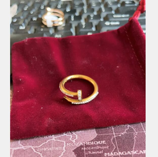 

Carti Designer Love Ring Luxury Jewelry Nail Rings For Women Men Titanium Steel Alloy Gold-Plated Process Fashion Accessories Never Fade With red bag size 5-11