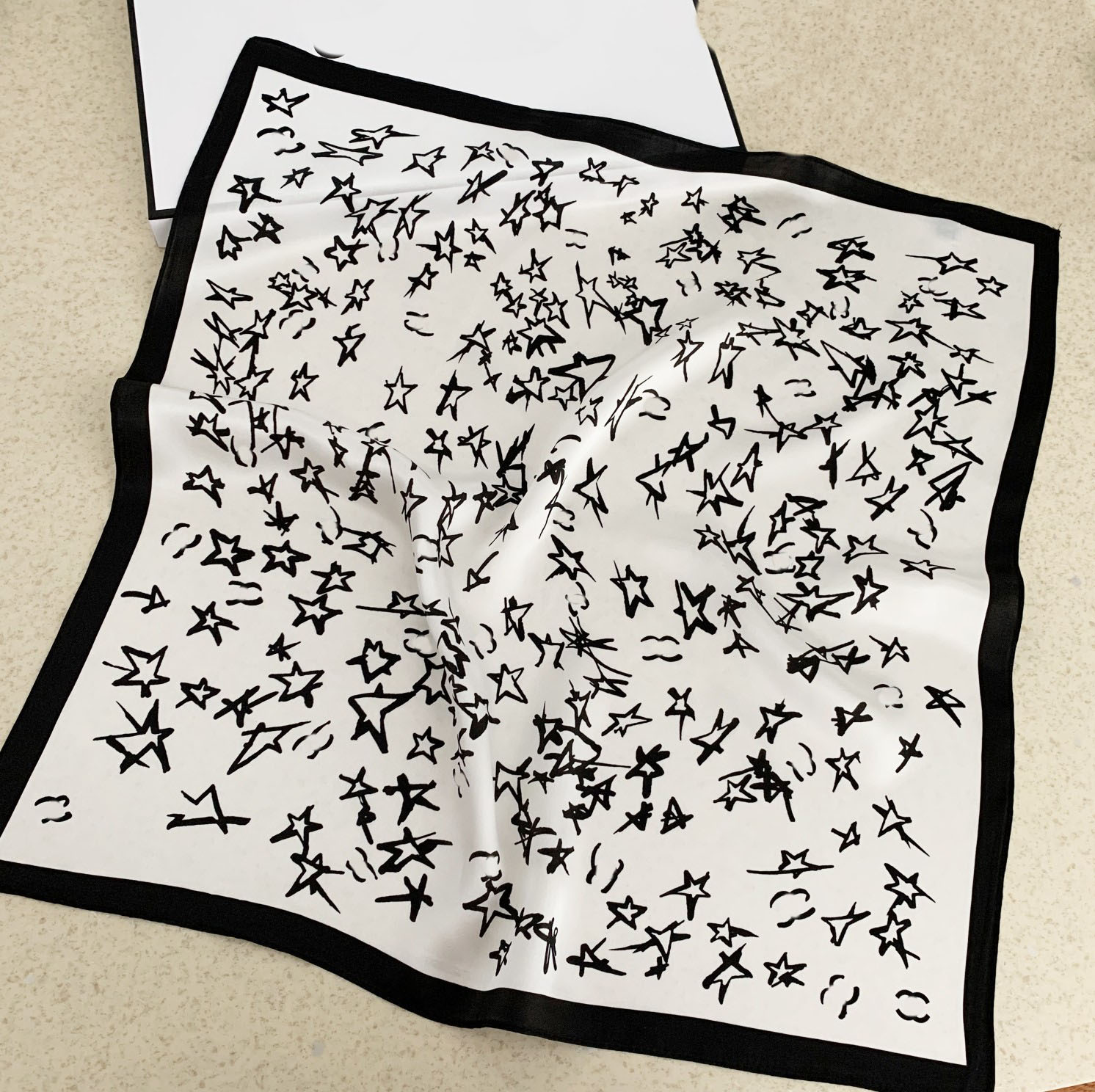 

Simple White Small Square Scarf Exquisite Girls Gift Scarf French Brand Romantic Spring Headdress Exquisite Versatile Design Hair Band Lovers Family Gifts 50x50cm