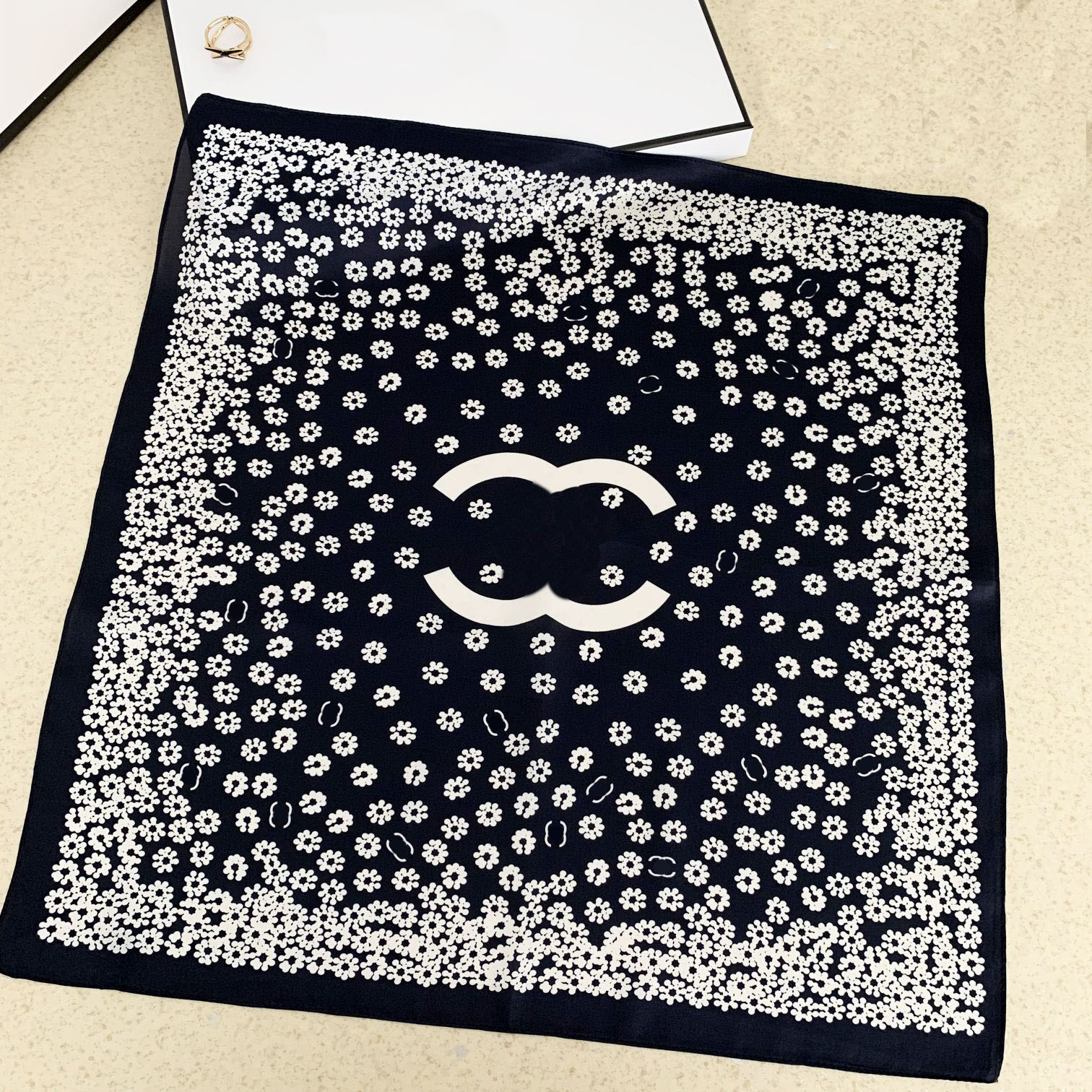 

Girls Love Scarf Exquisite Romantic Flower Scarves Fashion Black And White Hair Band Popular Brand Gift Clothing Accessoriest Party Travel 50x50cm