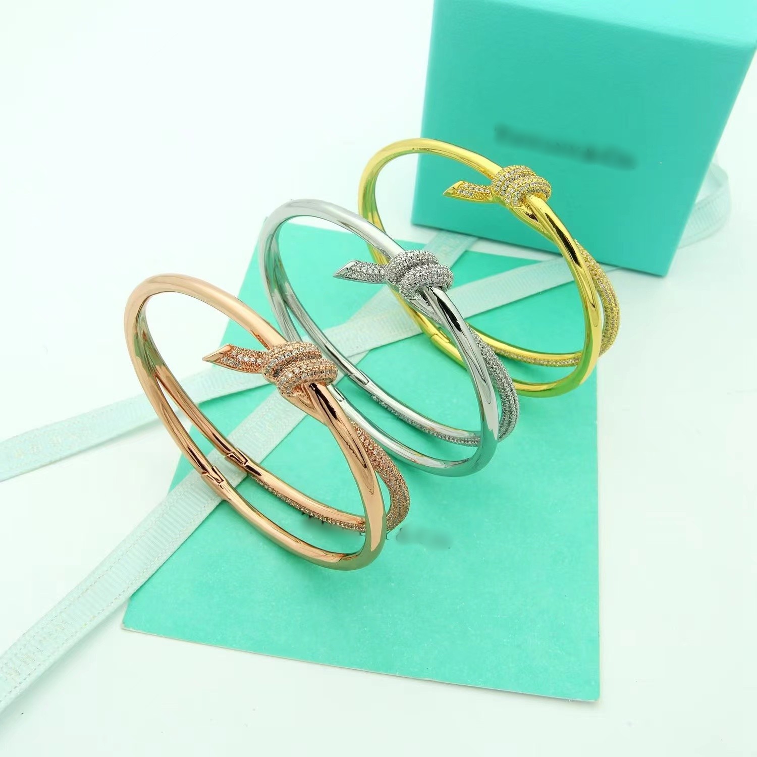 

Designer gold bracelet ladies stainless steel bracelet knot smooth couple bracelet ladies fashion luxury jewelry Valentine's Day jewelry