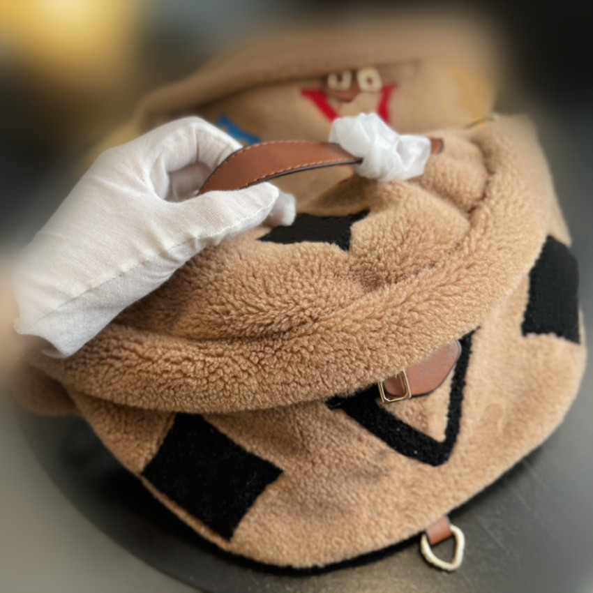 

Mens Womens Lamb Wool Waist Bags Designers Chest Bag Crossbody Classic Letter Flower Soft Winter Handbags Tote, White