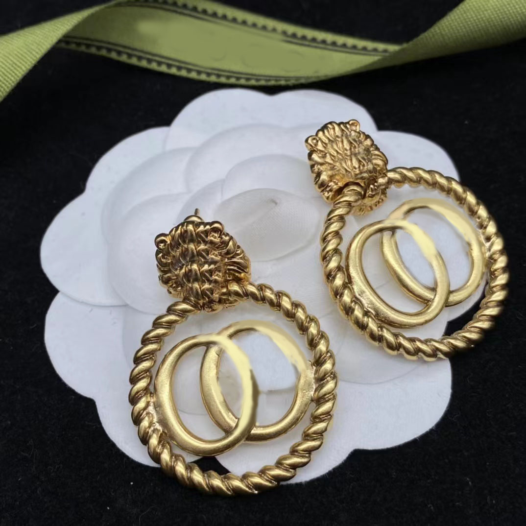 

Hoop bronze logo pendant earrings, simple and retro in Europe and America, classic style of designer earrings. High quality fashion brand designer jewelry with stamp