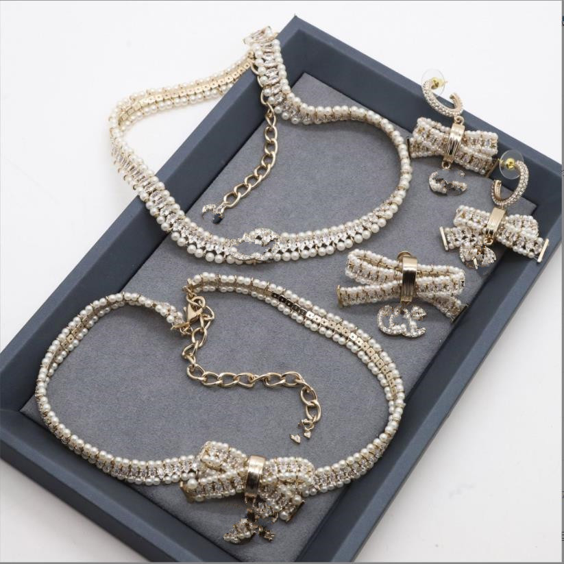 

Pendant Necklaces Luxury handmade beaded high-quality bow rhinestone pearl necklace brooch earrings women's decorative set