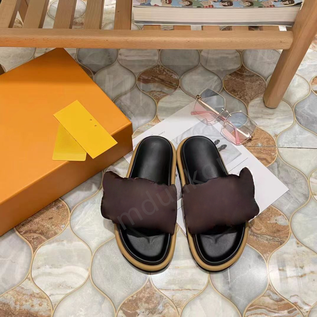 

New Slippers Designer Waterfront Embossed Mule Rubber Slide Pool Pillow Flat Comfort Slipper Beach Sandals Men Women Shoes White Black Summer Slides Luxury Sneaker