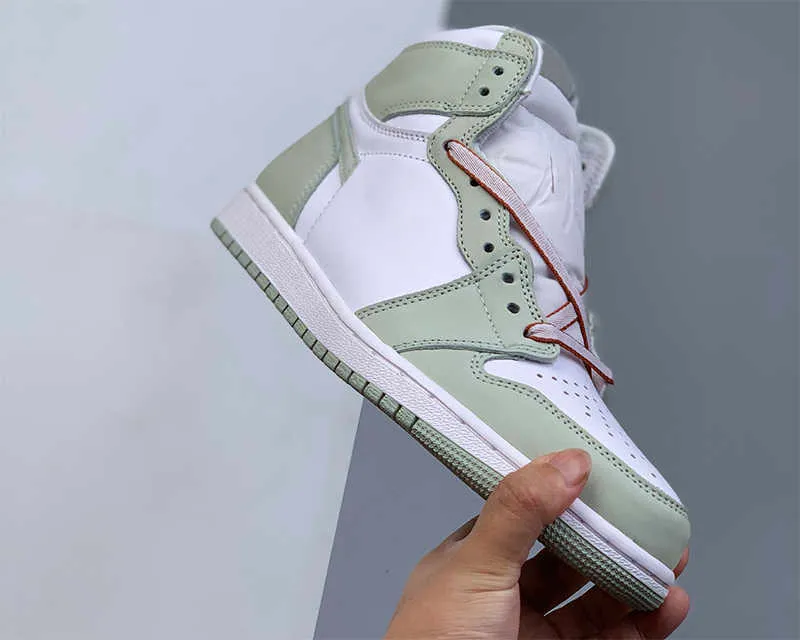 

Basketball shoes 2023 Jumpman 1 high OG Hyper Royal University 1s Mens Wings Sail Obsidian Bred White Healing Light Smoke Grey Men Sports Women Coming With Box, Sail obsidian bred white grey