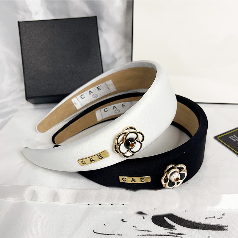 

Luxury camellia Hair Clips Fashion Spring HeadBand Designer Simple Versatile HairJewelry Daily Life Face Wash Accessories Family Couple Gifts New Barrettes