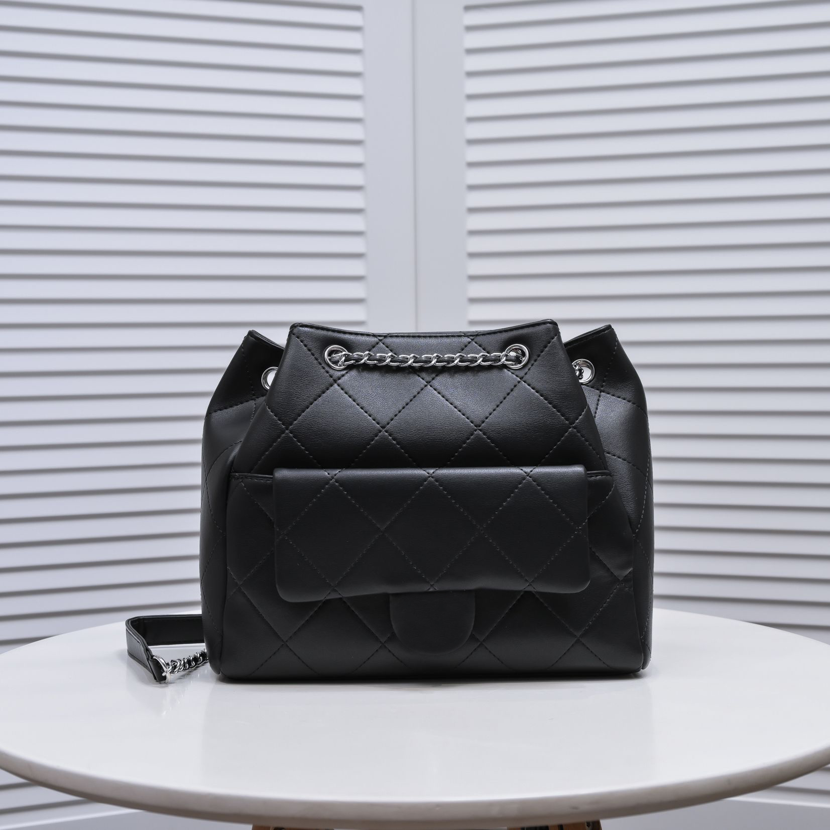 

Chic Drawstring Tote: Chain Logo, Cowhide Leather, Spacious, Single Shoulder - Ideal for Women, Black