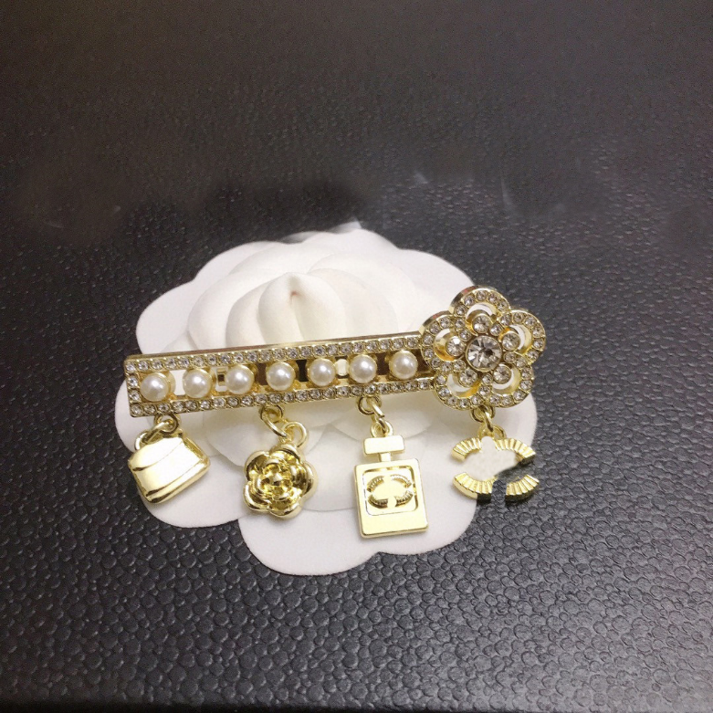 

Designer Perfume Bottle Brooch Brand Logo Brooches 18k Gold-plated Pearl Pins Luxury Girls Love Jewelry Wedding Party Versatile Flower Brooch With Love Gift Box