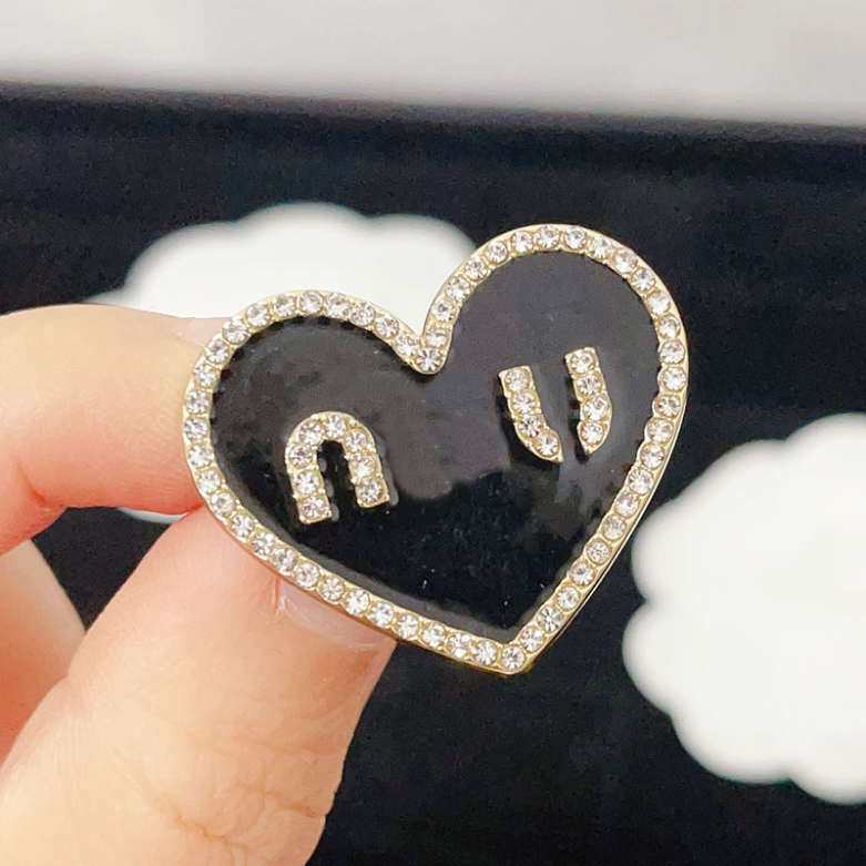 

Designer Heart Black Brooch Luxury Women's Love Monogram Brooch Brand Vintage Style Pins Romantic Couple Gift Jewelry Logo Brooch 18k Gold-plated Ornament