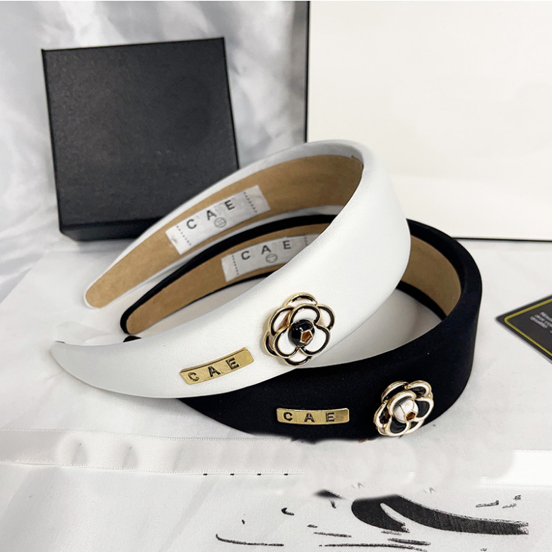 

Luxury camellia Hair Clips Fashion Spring HeadBand Designer Simple Versatile HairJewelry Daily Life Face Wash Accessories Family Couple Gifts New Barrettes