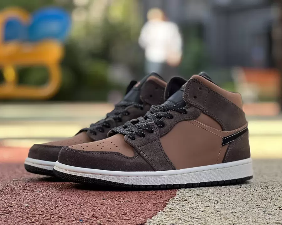 

2023 Jumpman 1 Mid Basketball Shoes 1s Brown Black Men Women Fashion Trainers Sneakers Sports With Box