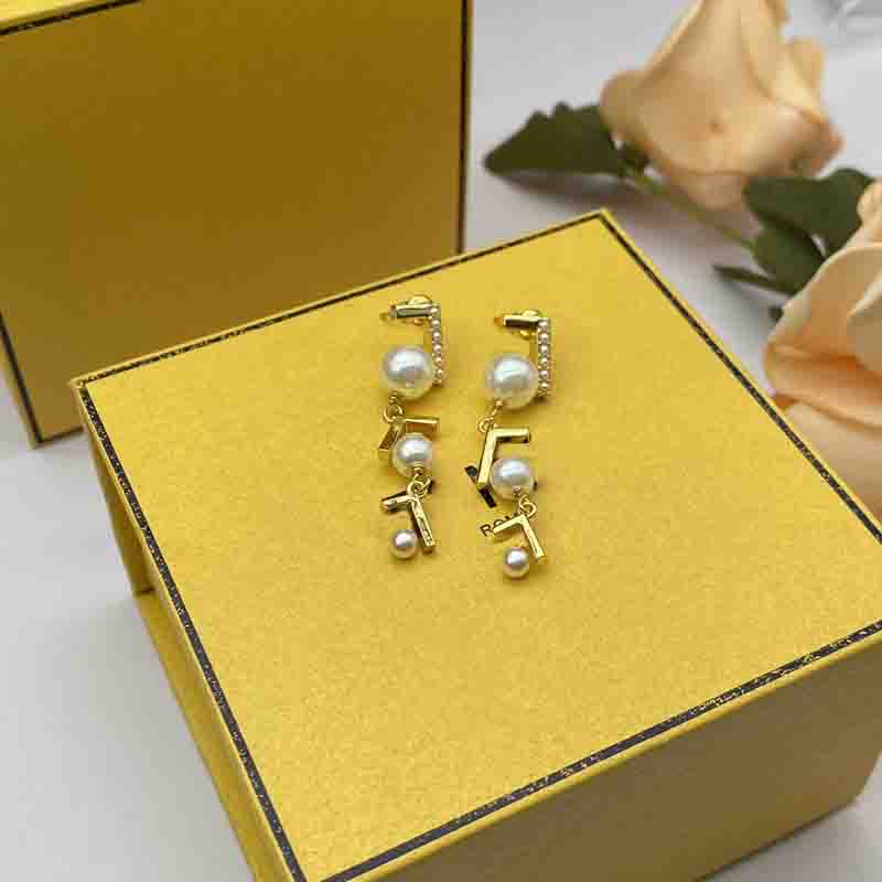 

Women Fashion Earrings Designer Jewelry Womens Chain Earring Designers F Letters Gold With Pearl Earings Street Fashion Accessories 2303106F