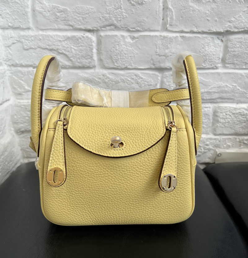 

2023 Luxury Bags Original Designer new h family shrunken leather head layer cow Lindys bag doctor medicine box portable shoulder women's 13 M8KF, Yellow8