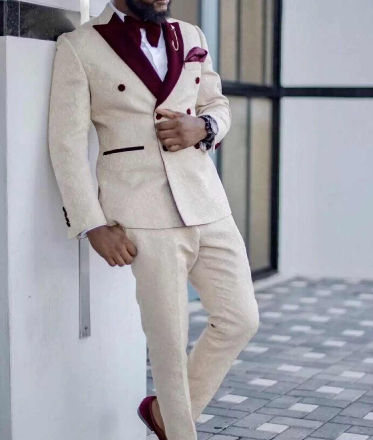 

Brand New Ivory Embossing Groom Tuxedos Burgundy Peak Lapel Men Wedding Tuxedo Fashion Men Jacket Blazer Men Prom Dinner/Darty Suit Jacket Pants Tie, Same as image