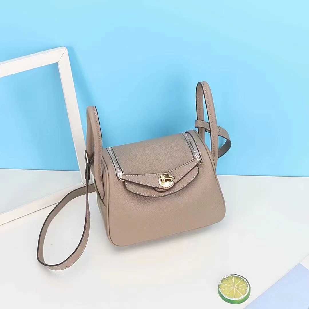 

Bags Original Designer 2023 Brand new mini Lindys bag cow leather doctor women's fashion one shoulder diagonal cross portable pillow medicin VO35, Pink cowhide 18cm