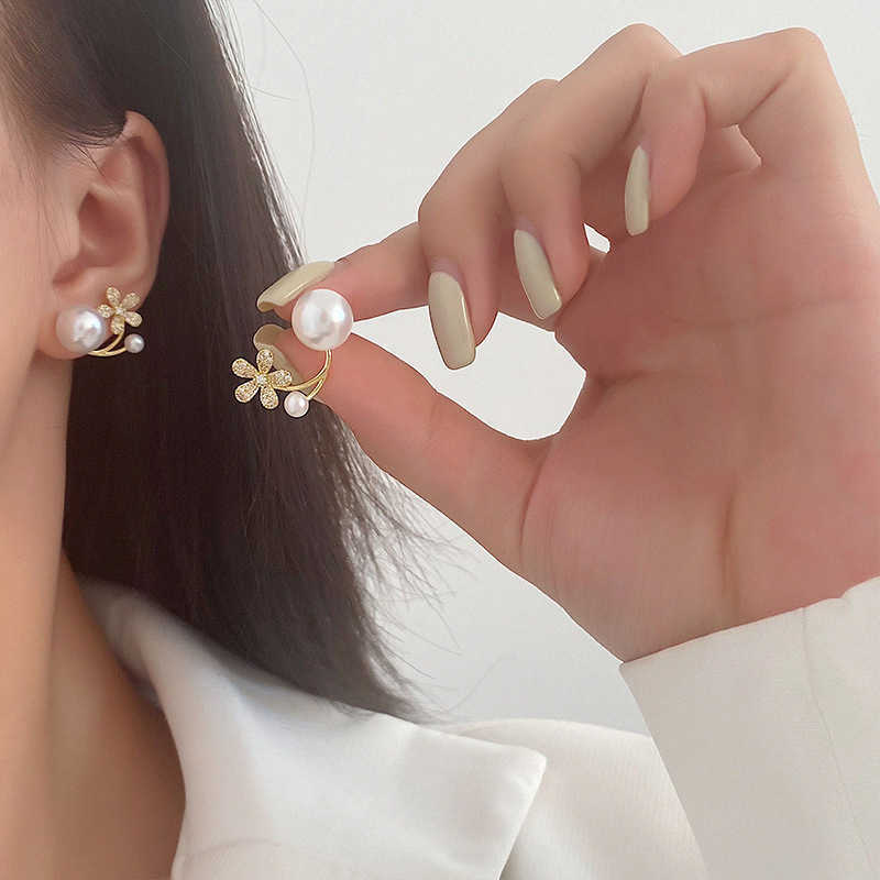 

Earing Zhao Silu's same Korean minority design sense micro-set zircon pearl flower with two earrings female