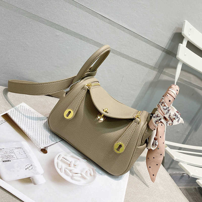 

Designer Original Luxury H Bags Family Mini Lindys Bag Women's Summer 2023 Versatile Leather Doctor One Shoulder Handheld Fashion Pillow Medicine J03L, Black5