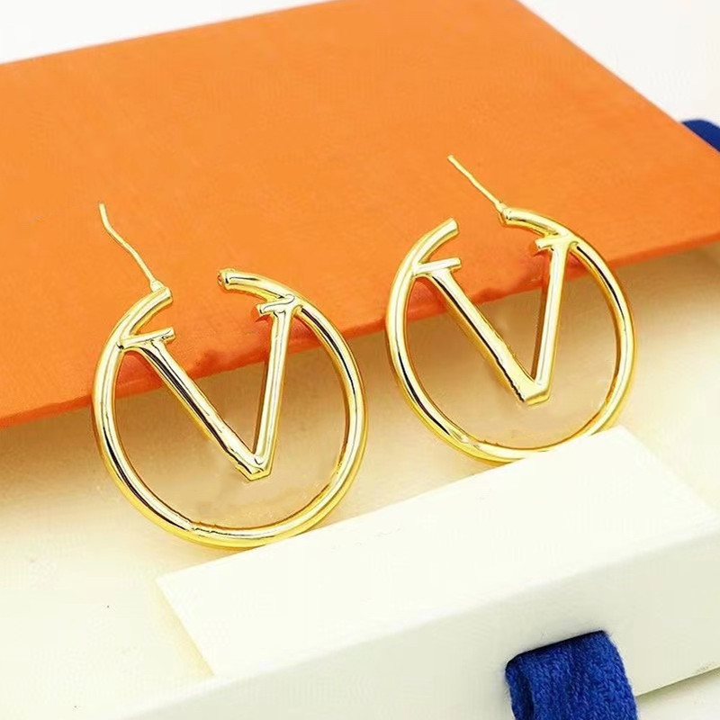 

Designer Jewelry Fashion Hoop Earrings Stud Womens New Diameter Big Circle Simple Titanium Steel Earring for Woman Brandd V Letter Earrings Designer For Women