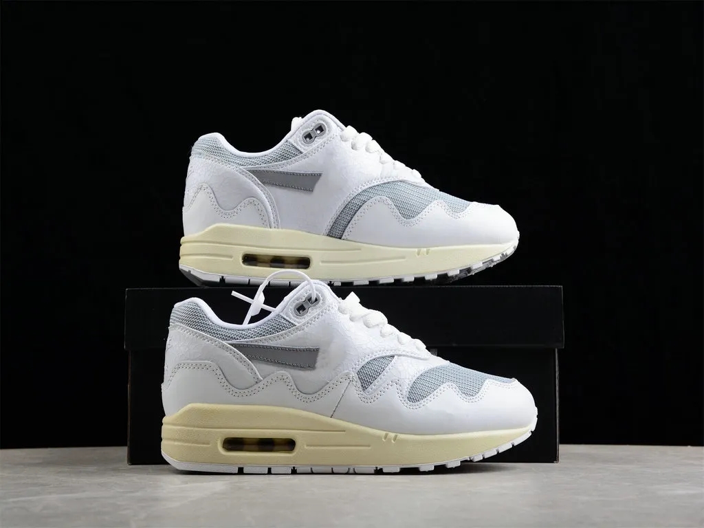 

AM 1 Shoes Trainers 87 Cactus Jack Metallic Silver White Argent Metallique Blanc With Original Box
