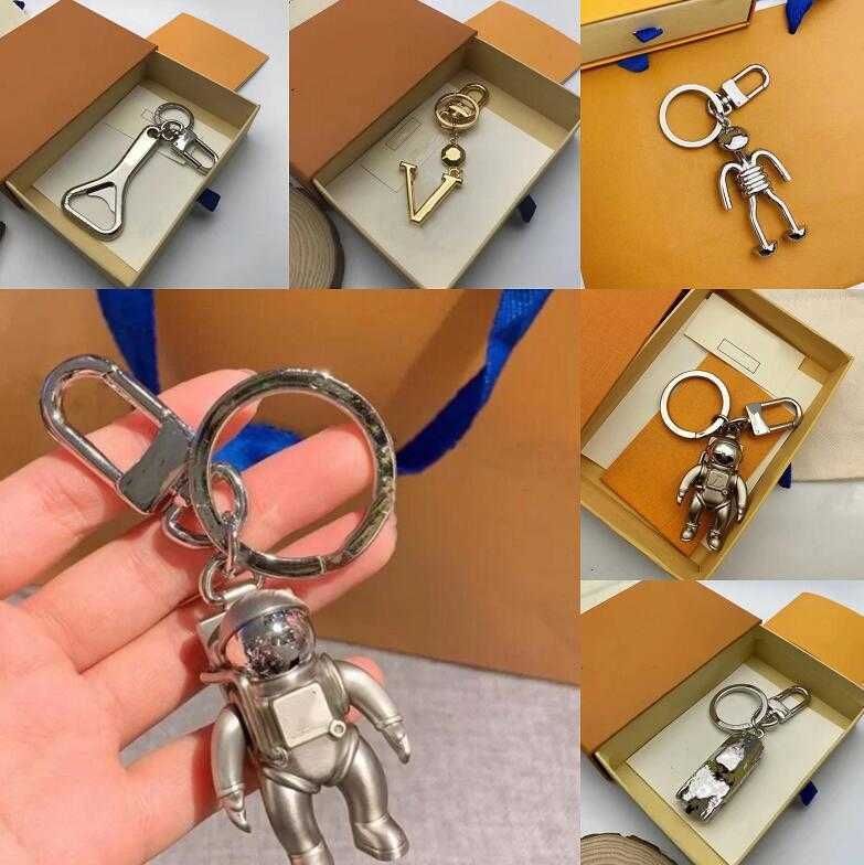 

Luxury Designer Keychains Stainless Steel V Letter Engrave Key Chain Couple Keychain Fashion Bag Pendant Astronaut Car Key Buckle No Box