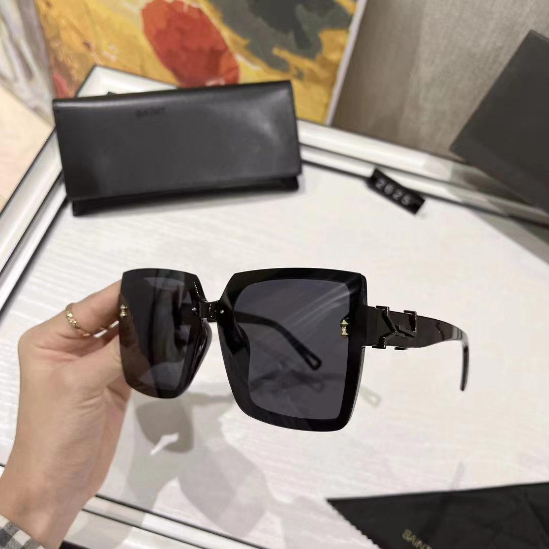 

Luxury designer sunglasses for women sun shades beach street sunglasses full rim frame with letters sunglasses 5 colors