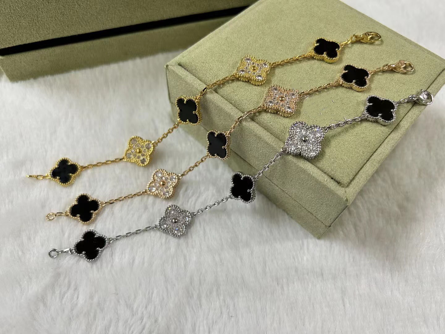 

Luxury V Brand Clover Designer Charm Bracelet Black Stone Diamond Shining Crystal Sweet Flower 15mm 4 Leaf Love Bracelets Party Jewelry Gift