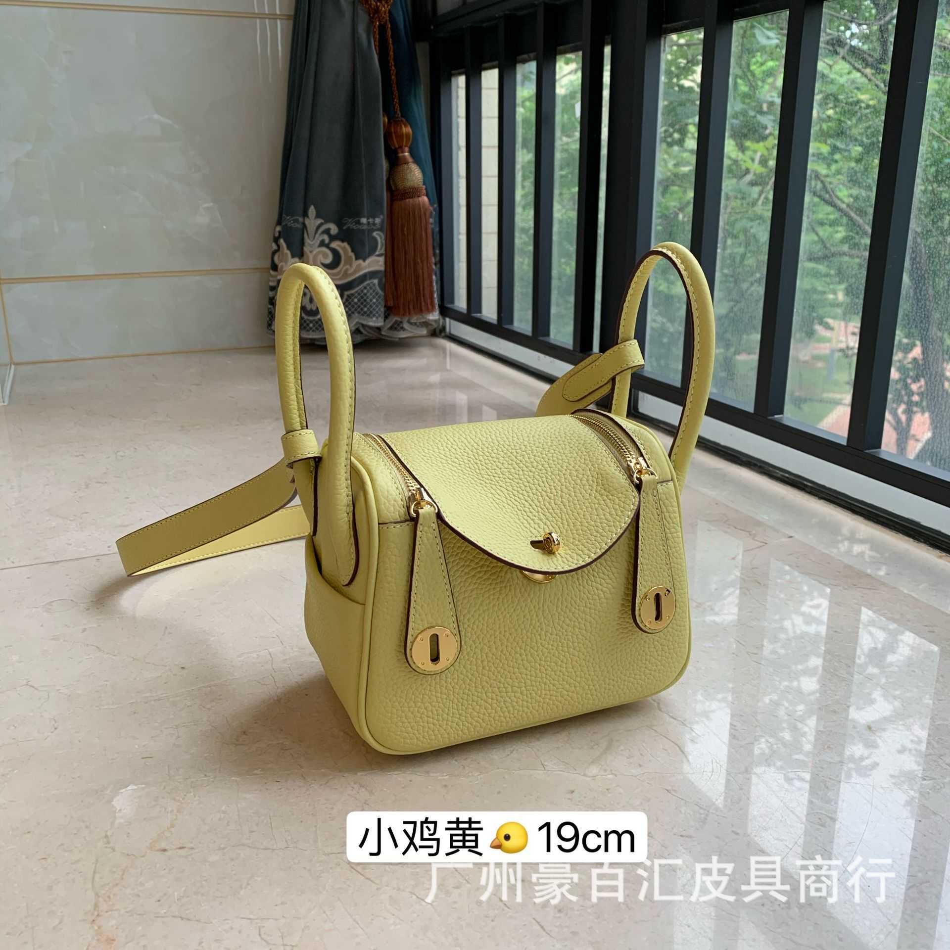 

Bags Original Designer 19 Luxury Lindys mini leather doctor's bag pillow single shoulder diagonal cross portable women's head layer cow 1 1TG6, 19cm milkshake white