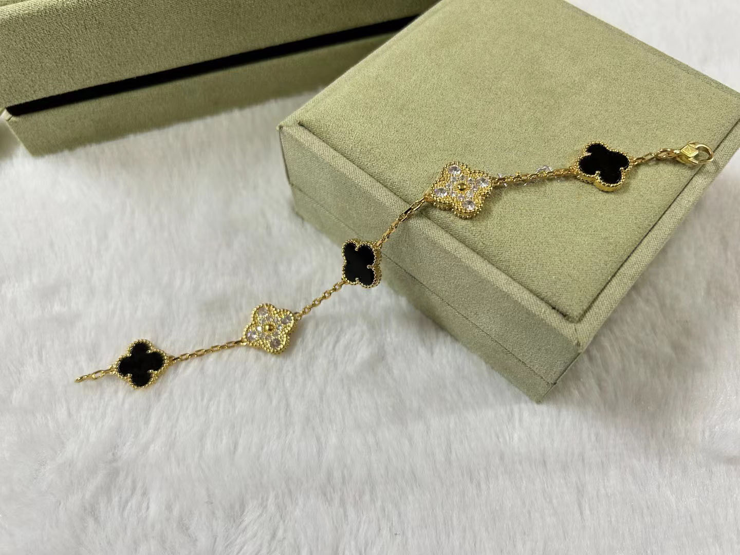

clover bracelet Luxury V Brand Clover Designer Charm Bracelet Black Stone Diamond Shining Crystal Sweet Flower 15mm 4 Leaf Love Bracelets Party Jewelry Gift