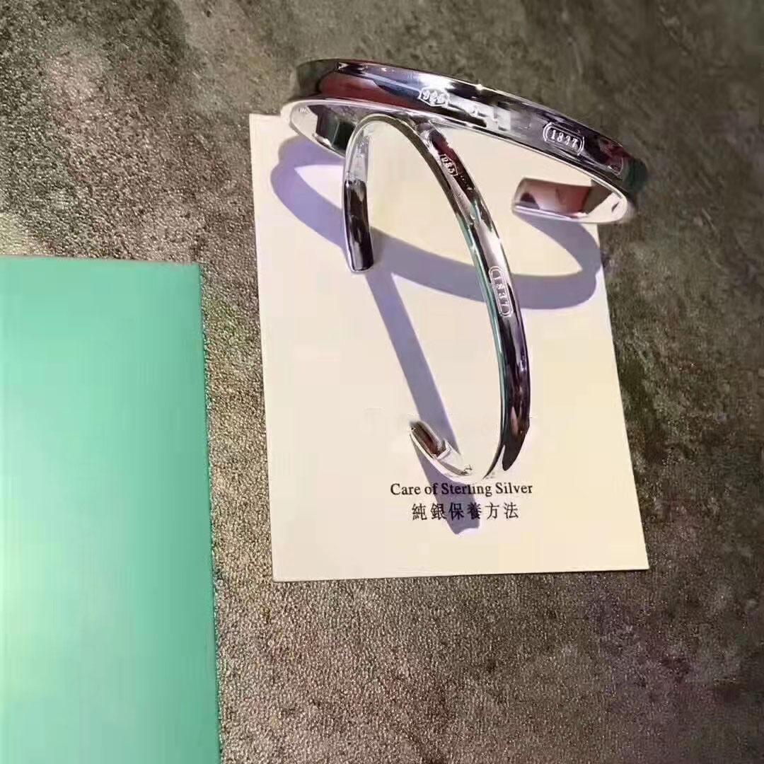 

Bangle Bracelet C-type opening simple Love Designer watches Women Men couple fashion designer Top Quality Wedding Party Thanksgiving Day Valentine Jewelry