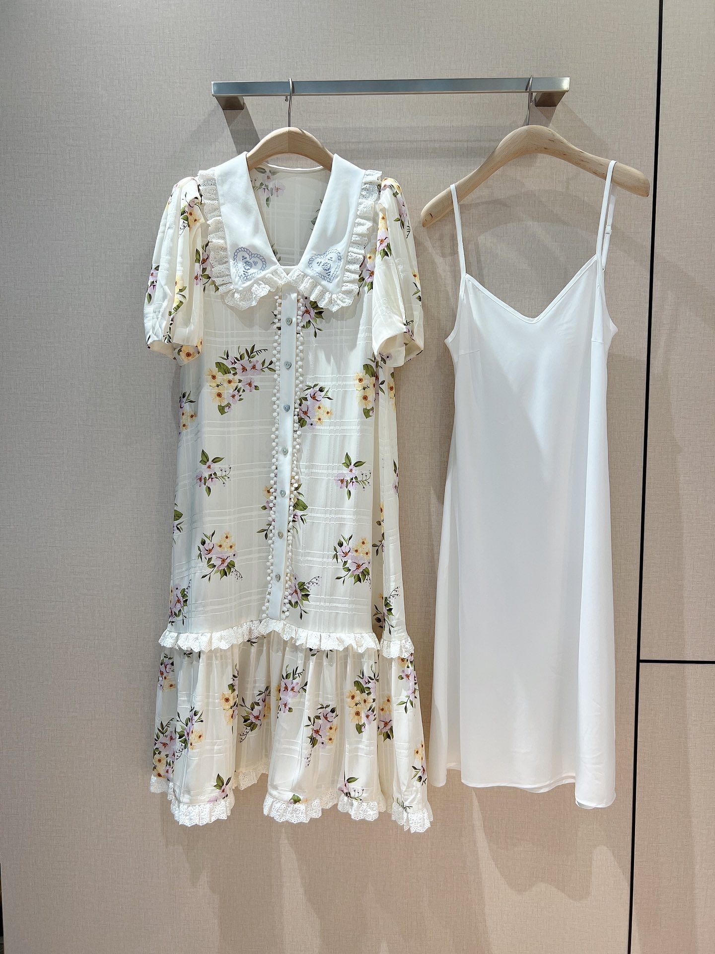 

New recommended dress retro style large lapel with embroidered lace, White