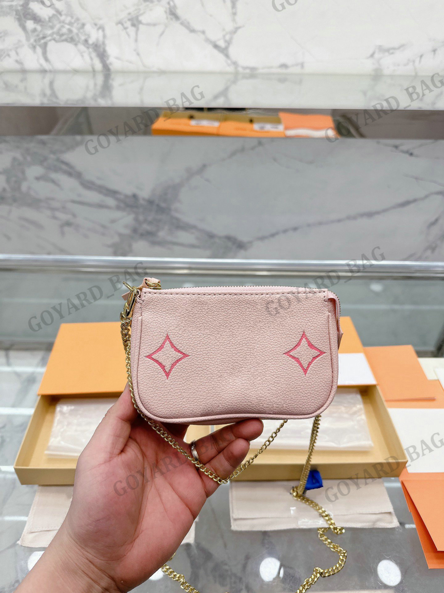 

Designers Gradient Women Clutch Bag Hanbags Mini Pochette Hand Bag Accessoires Chain Bags Leather Embossing Summer Color Ladies Luxurys Tote Pink Black Chic Purse