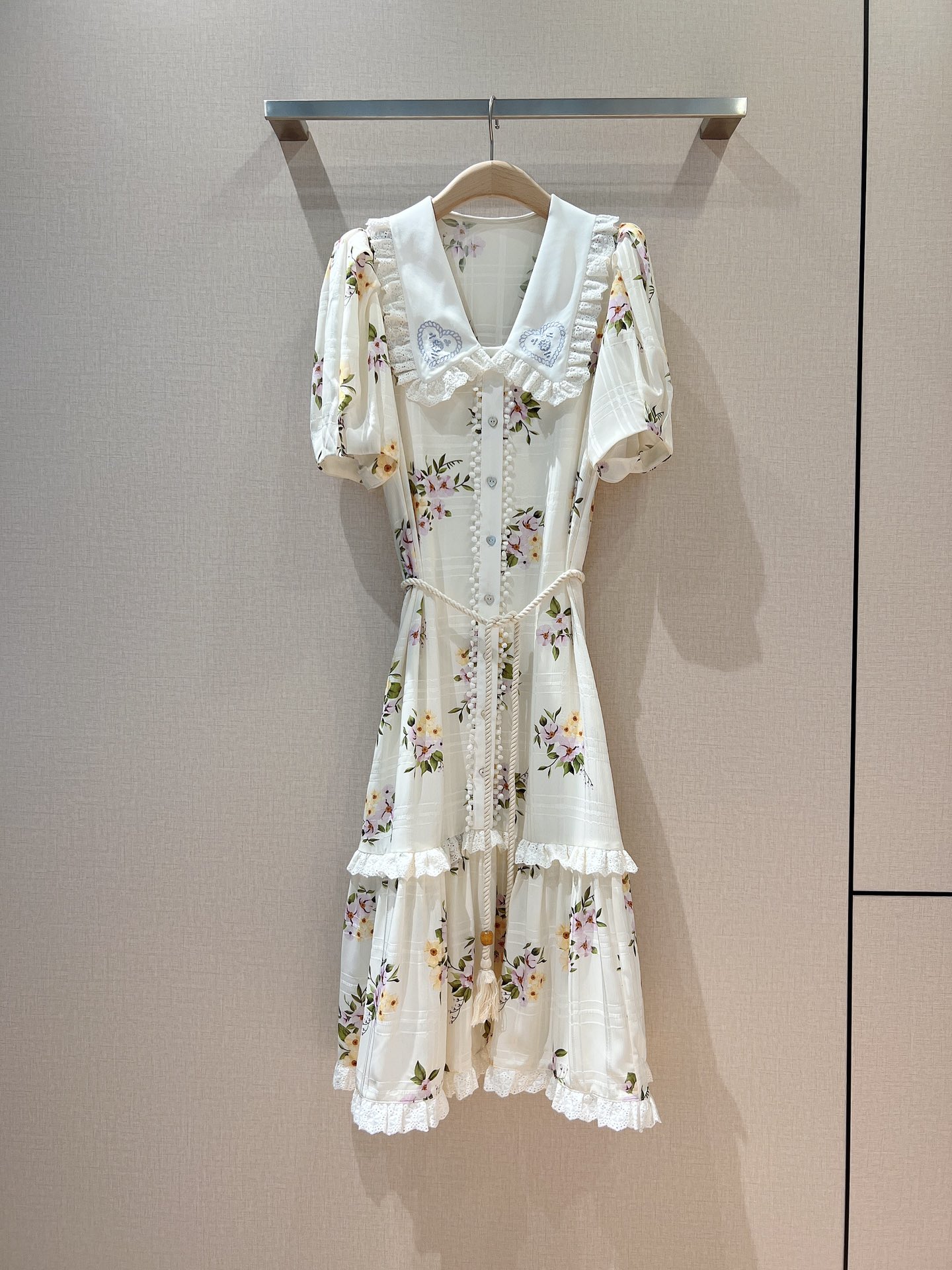 

2023 dress women designer clothing summer Retro style large lapel with embroidered edge skirt, silk fabric bubble sleeves, customized shells, full of high-end feeling, White