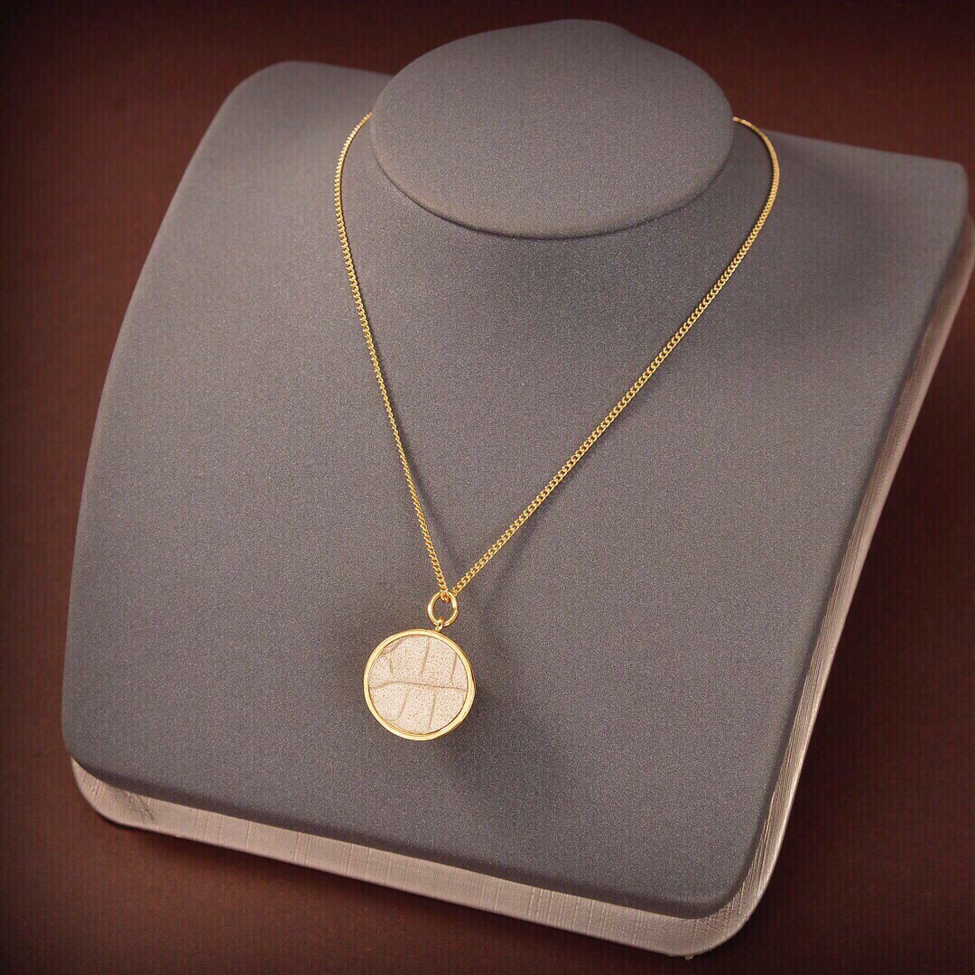 

CEL1NE TRIOMPH round necklace New in Luxury fine jewelry chain necklace for womens pendant k Gold Heart Designer Ladies Fashion