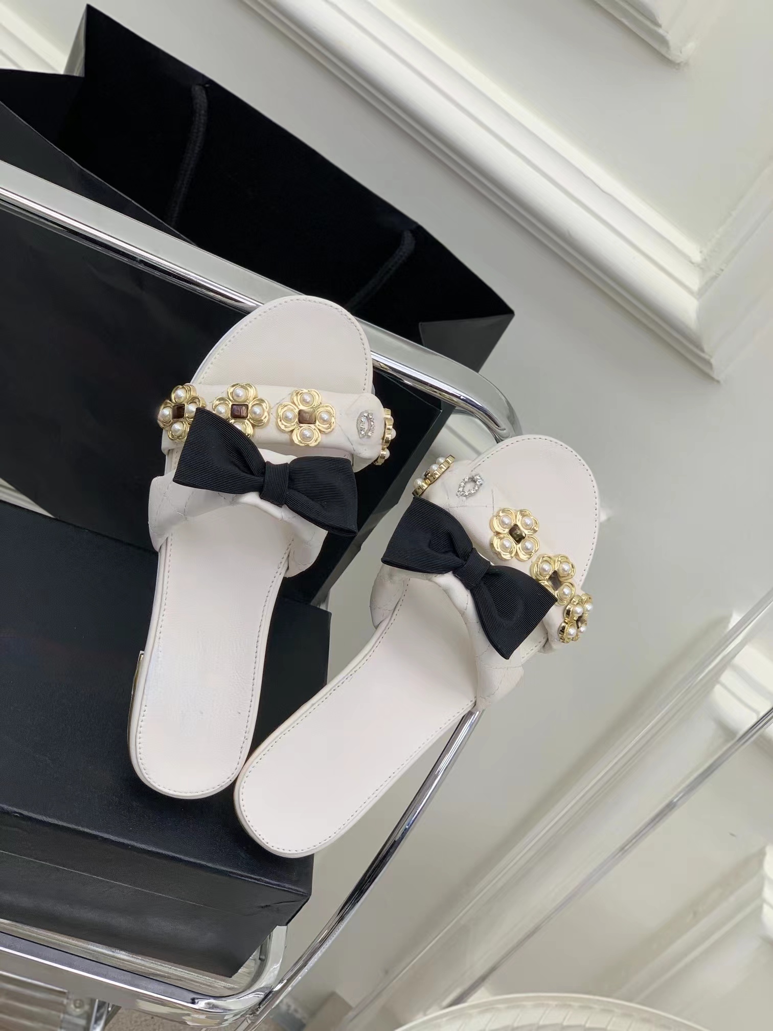 

A23 Designer women sandals ladies luxury genuine leather slippers flat shoe baily wear skirt bowknot pearl flower decorative shoelace box size 35-40 slippers girls, White
